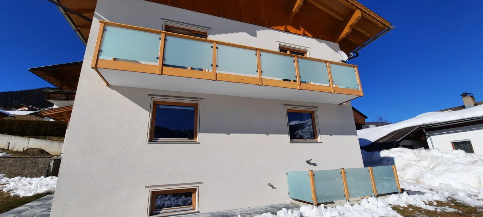 Mattierter Glasbalkon in Anras